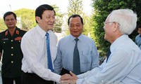 Presiden Truong Tan Sang mengunjungi dan mengucapan selamat tahun baru kepada rakyat kota Ho Chi Minh