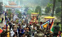Bergelora dengan pesta di kota Hue, provinsi-provinsi Phu Yen dan Tuyen Quang