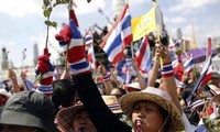 Thailand menghapuskan perintah blokade terhadap rekening bank dari para demonstran.