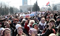 Demonstrasi di provinsi-provinsi Ukraina Timur untuk menuntut diadakannya referendum