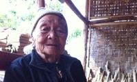 Nenek Lo Thi Doi memberikan sumbangan kepada perang perlawanan
