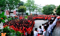 Mahasiswa dan dosen Sekolah Tinggi Perdagangan Luar Negeri berbaris membentuk peta Vietnam yang isinya menegaskan kedaulatan laut dan pulau