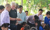 Mantan Presiden Amerika Serikat mengunjungi anak-anak yang terkena HIV/AIDS di Ba Vi