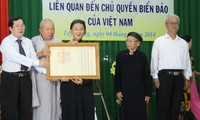 Menghadiahkan dokumen bernilai yang bersangkutan dengan kedaulatan laut dan pulau Vietnam