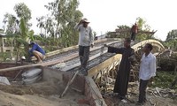 Bhandanta Thich Le Tan membangun jembatan untuk kaum tani