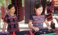 Menghidupkan kembali kerajinan menenun kain ikat di kabupaten pegunungan A Luoi, provinsi Thua Thien