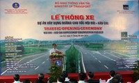 PM Nguyen Tan Dung menghadiri upacara meresmikan proyek jalan tol Noi Bai-Lao Cai