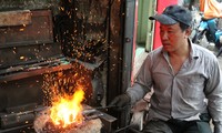 Potret seorang tukang besi di sektor kota kuno Hanoi
