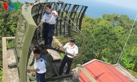 Delegasi Wilayah 5 Anggkatan Laut Vietnam mengucapkan selamat Hari Rayat kepada tentara dan rakyat di pulau Hon Doc