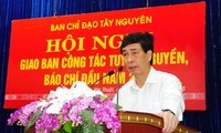 Pers menyosialisasikan dan memuji orang yang berprestise dan pemuka agama tipikal di daerah Tay Nguyen