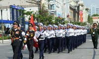 Rapat umum, parade militer dan pawai memperingati ulang tahun ke-40 pembebasan Vietnam Selatan dan penyatuan Tanah Air