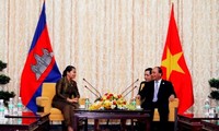 Deputi PM Nguyen Xuan Phuc menerima Deputi PM Kamboja, Men Xom On