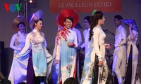 Pagelaran busana tradisional wanita Vietnam (Ao Dai) di Pekan Raya Paris 2015