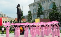 Meresmikan Tugu monumen Presiden Ho Chi Minh di kota Ho Chi Minh