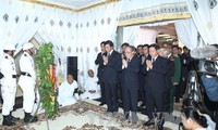 Delegasi Partai Komunis dan Negara Vietnam berziarah kepada Ketua Majelis Tinggi Kamboja, Chea Sim