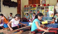 Kaum wanita etnis minoritas Van Kieu melakukan usaha ekonomi