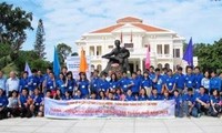 Rombongan pemuda diaspora Vietnam meletakkan karangan bunga di Patung Monumen Presiden Ho Chi Minh