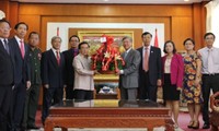 Pimpinan Laos mengucapkan selamat kepada Hari Nasional Vietnam.