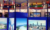 Pameran : ASEAN-48 tahun damai dan berkembang-20 tahun Vietnam menjadi anggota ASEAN