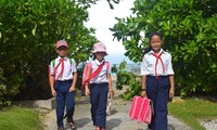 Perasaan hangat antara guru dan pelajar di pulau Sinh Ton-kabupaten pulau Truong Sa