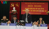 Sekjen Nguyen Phu Trong melakukan kontak dengan pemilih kota Hanoi