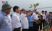 Ketua MN Vietnam, Nguyen Sinh Hung melakukan kontak dengan para pemilih provinsi Ha Tinh