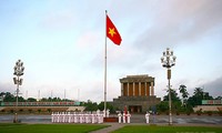 Upacara penaikan  dan penurunan Bendera Nasional di lapangan Ba Dinh-Kebanggaan warga ibu kota Hanoi