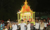 Pesta Loi Protip dari warga etnis minoritas provinsi Soc Trang berlangsung secara bergelora