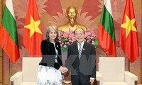 Ketua MN Nguyen Sinh Hung dan PM Pemerintah Vietnam, Nguyen Tan Dung menerima Wakil Presiden Bulgaria, Margarita Popova
