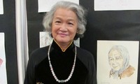 Pelukis wanita Dang Ai Viet membuat sketsa gambar Ibu Vietnam Heroik