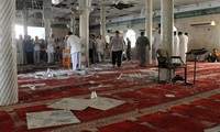 Arab Saudi: Menyerang masjid  sekte Syiah sehingga menimbulkan banyak korban