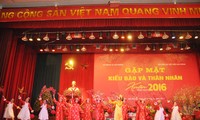 Melakukan pertemuan dengan kalangan diaspora Vietnam urusan ilmu pengetahuan dan teknologi sehubungan dengan awal tahun