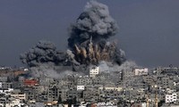 Israel melakukan serangan udara untuk membalas peluncuran roket dari jalur Gaza
