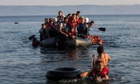 Arus migran terus-menerus  membanjiri Yunani dari Turki