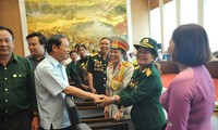 Wakil Ketua MN Do Ba Ty melakukan pertemuan dengan rombongan peserta program “Tanah Air dilihat dari laut"