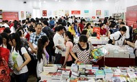 Membawa buku Vietnam kepada sahabat-sahabat internasional
