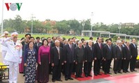 Pimpinan Partai Komunis dan Negara beziarah kepada Mousolium Presiden Ho Chi Minh dan mengenangkan para martir