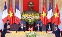 Pers Perancis meliput berita secara menonjol tentang kunjungan Presiden Francois Hollande di Vietnam