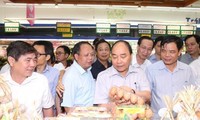 PM Nguyen Xuan Phuc memeriksa keselamatan bahan makanan di kota Ho Chi Minh