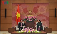 Wakil Harian Ketua MN Tong Thi Phong menerima delegasi Pengurus Besar Asosiasi Persahabatan Laos-Vietnam