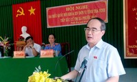 Ketua Pengurus Besar Front Tanah Air Vietnam, Nguyen Thien Nhan melakukan kontak dengan para pemilih provinsi Tra Vinh