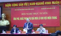 PM Nguyen Xuan Phuc memimpin konferensi online untuk mengatasi akibat bencana hujan dan banjir di Vietnam Tengah
