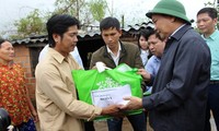 PM Nguyen Xuan Phuc meminta cepat memberikan tanah dan membantu pembangunan kembali rumah untuk warga yang kehilangan rumah pasca bencana banjir