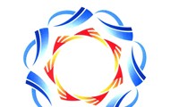 Menyampaikan penghargaan penciptaan logo Tahun APEC 2017 di Vietnam