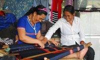 Kerajinan menenun kain ikat “deng” di provinsi Thua Thien Hue mendapat pengakuan sebagai Pusaka Budaya Nonbendawi Nasional