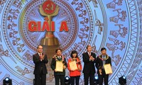 Menyampaikan penghargaan pers nasional tentang pembangunan Partai Komunis- Palu Arit Emas