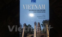 Meluncurkan buku “Vietnam: Bintang Asia yang menggeliat dari rerunthan perang” di India