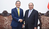 PM Nguyen Xuan Phuc menerima Presiden Grup Keuangan KB Kookmin, Republik Korea