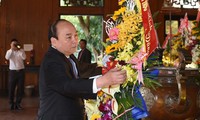 PM Nguyen Xuan Phuc membakar hio untuk mengenangkan Presiden Ho Chi Minh.