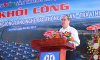 Upacara mengawali pembangunan Pusat Produksi Bibit Udang  Teknologi Tinggi di provinsi Tra Vinh